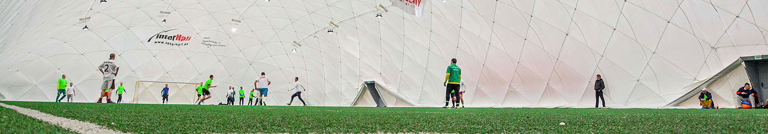 Fotografie zawodników uprawiających sport w hali pneumatycznej. Na każdym widać, jak wygląda hala od wewnątrz