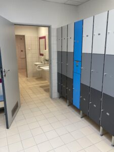 Szatnio/przebieralnie i toalety dla osób z niepełnosprawnościami