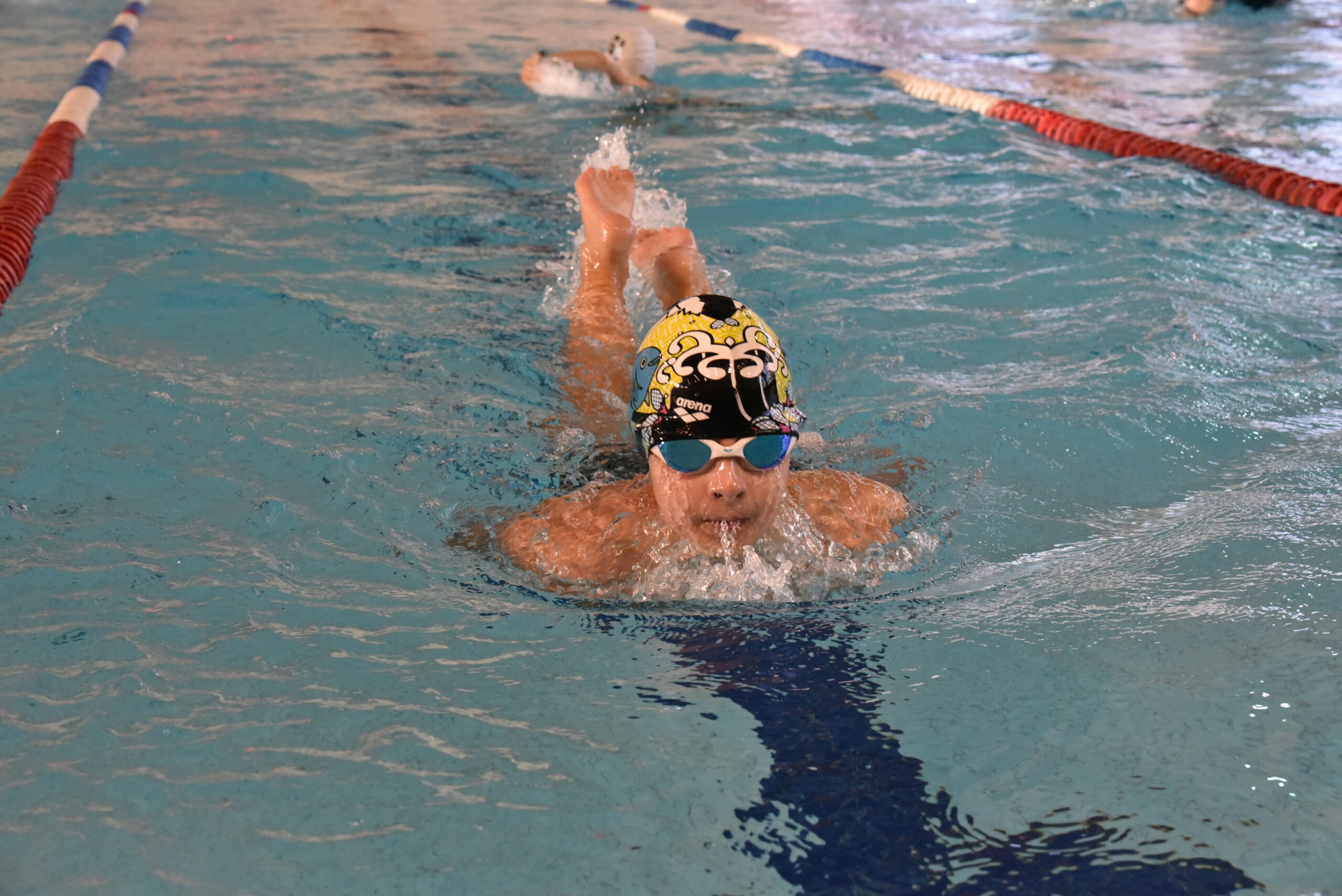 zawodnicy podczas zawodów pływackich 