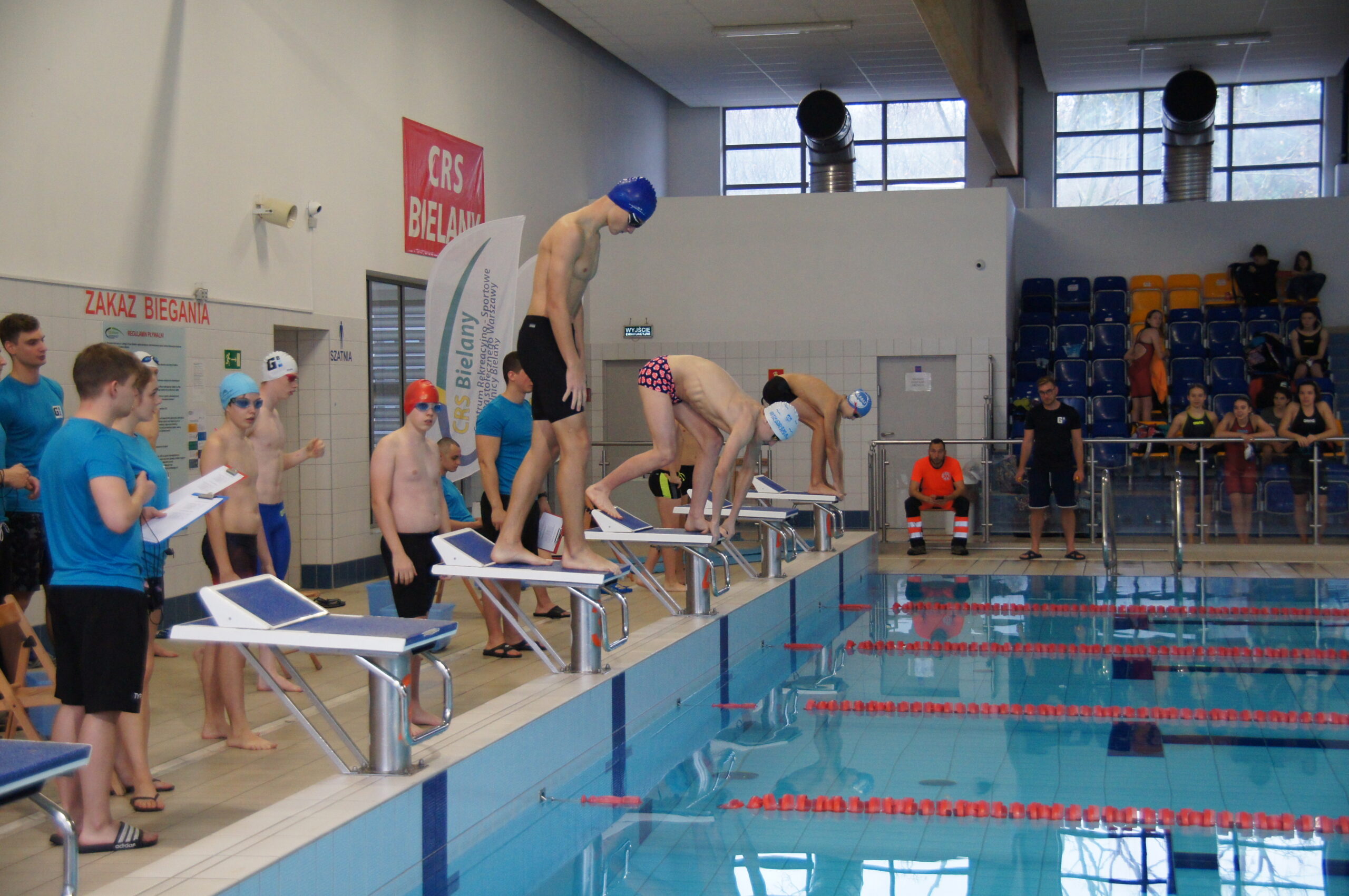 Młodzi zawodnicy podczas zawodów pływackich.