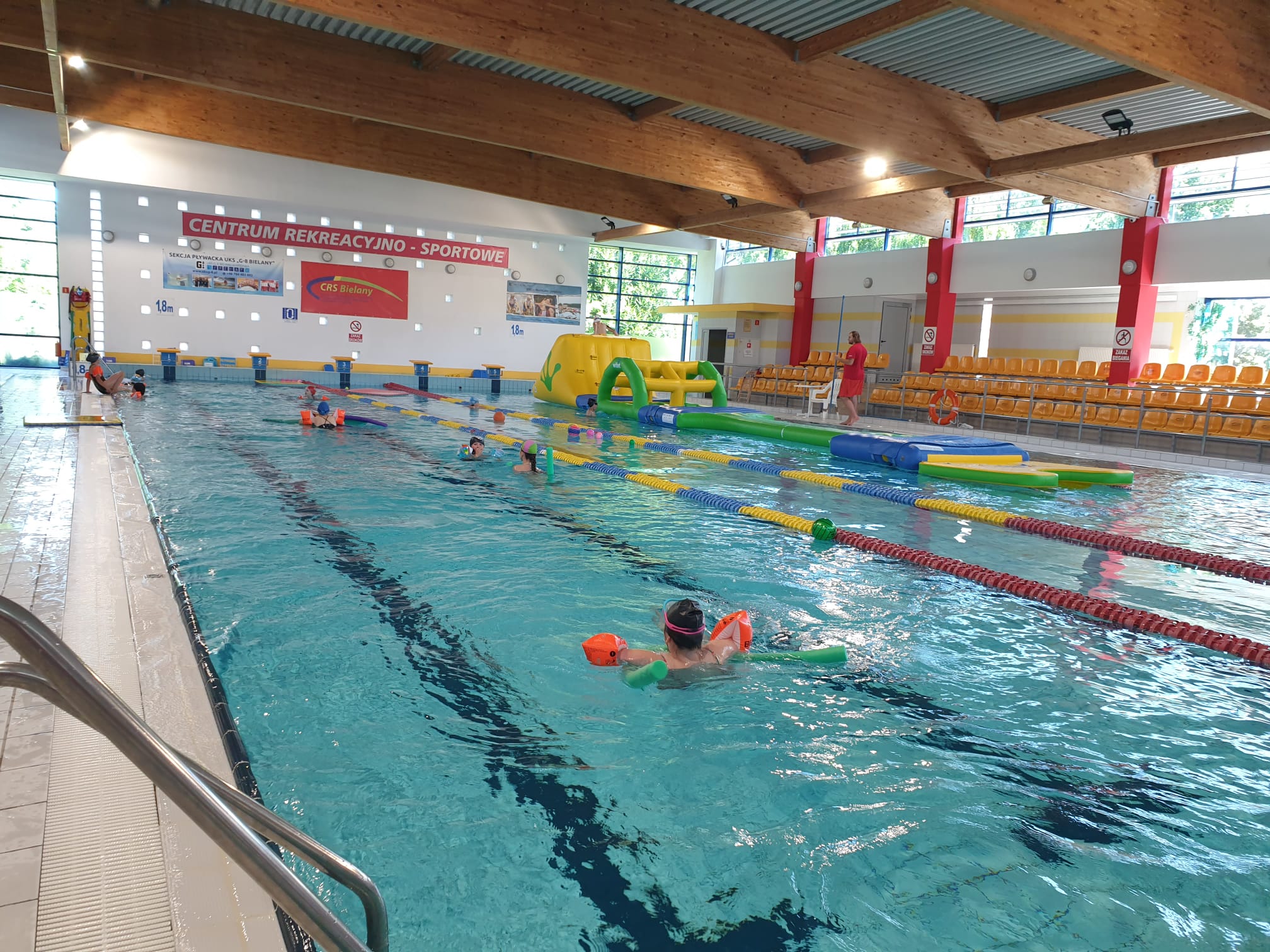 Dzieci na pływalni podczas akcji Lato w Mieście.